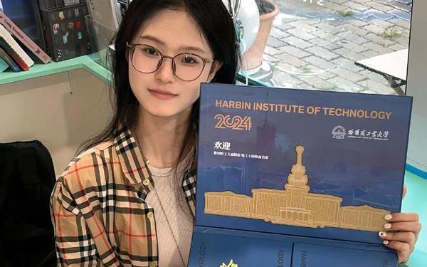 抢教授话筒男生被哈工大录取(哈工大学长帮学弟高考)