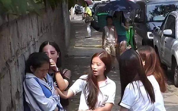 女子虐打女童近5分钟,15岁女孩当街被扇耳光