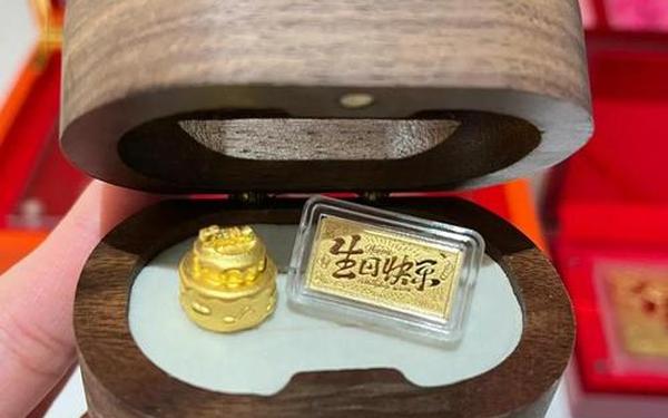 男子挖下水道掏出钱币手表吊坠-一个男子挖了一箱金条