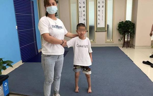 脑瘫少年用脚打游戏做直播-儿童脑瘫能治愈吗