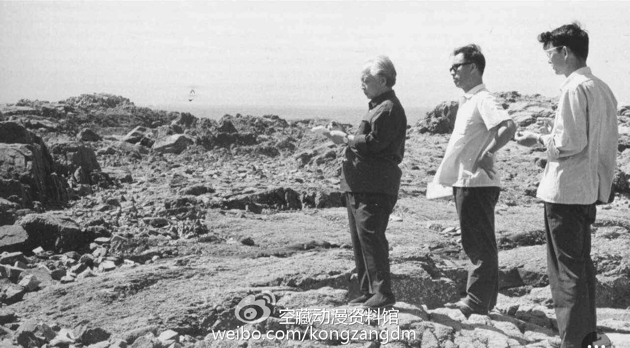 总美术设计张仃（左一）、导演王树忱（左二）在山东海边写生
