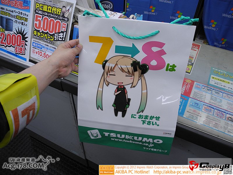 日本秋叶原Windows8系统现场 COSer现场助兴