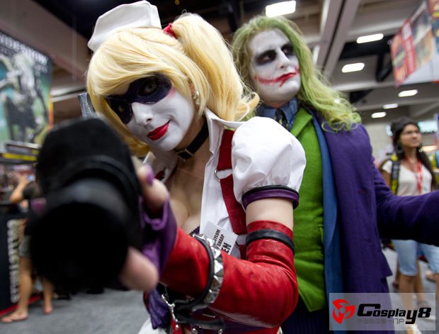 Stephanie Horner, left, and Nick Frederickson, dressed as characters Harley Quinn and The Joker, pose during the first day of Comic Con