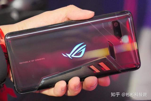 华硕“竞力势放”ROG信仰盛会 笔记本专访
